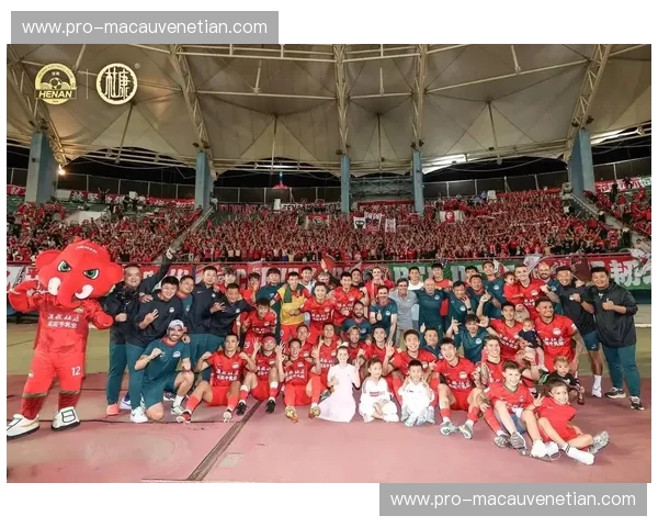 河南建业VS全世界：中原足球的铁血脊梁与那一抹不灭的红